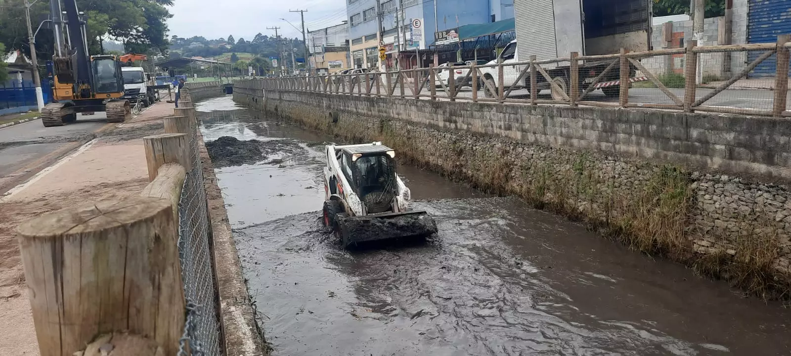 Prefeitura conclui a limpeza do córrego na região central de Caucaia do Alto